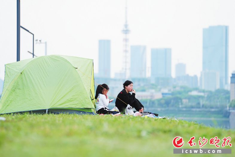 　　近日，在长沙浏阳河畔，市民搭起帐篷，享受惬意的露营生活。